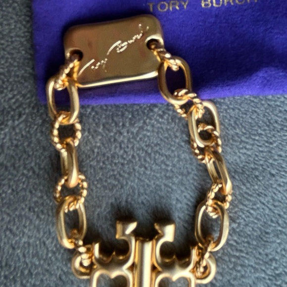 Tory Burch Torsade engraved-logo bracelet in gold-tone - Picture 2 of 6